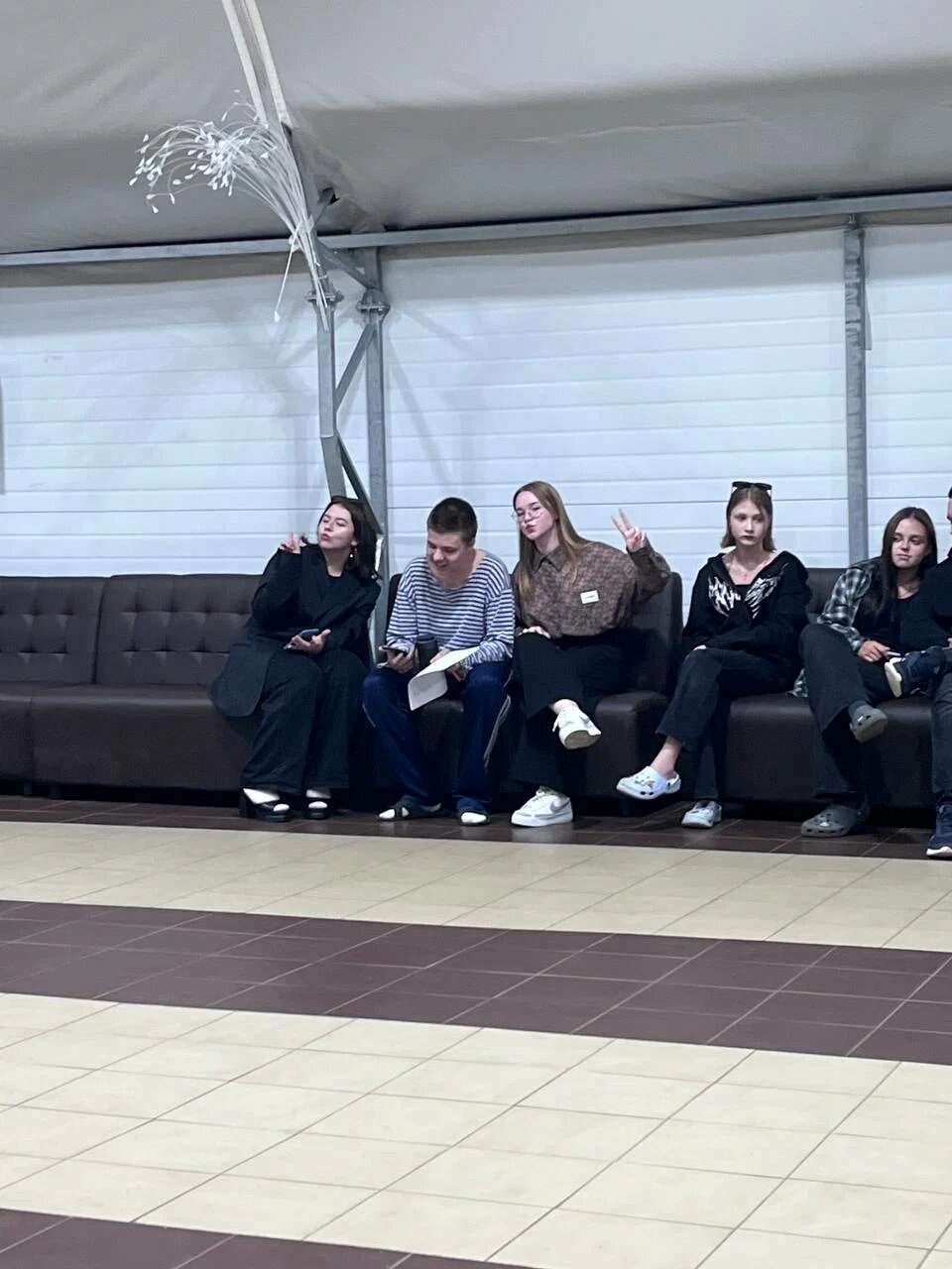 Компания на диване в шатре